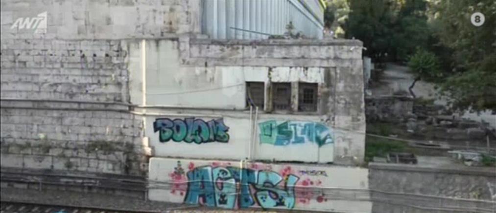 Γκράφιτι στην Στοά του Αττάλου: εικόνες ντροπής για εβδομάδες στην Αρχαία Αγορά (βίντεο)