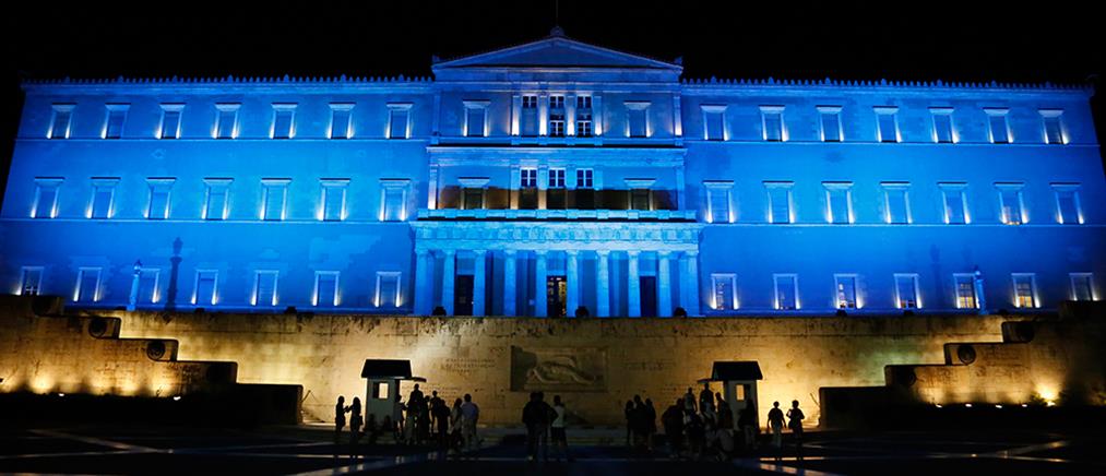Γιατί η Αθήνα φωτίστηκε μπλε;