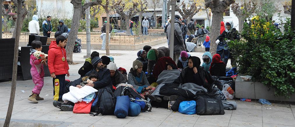 Στο έλεος της κακοκαιρίας οι μετανάστες στην πλατεία Βικτωρίας