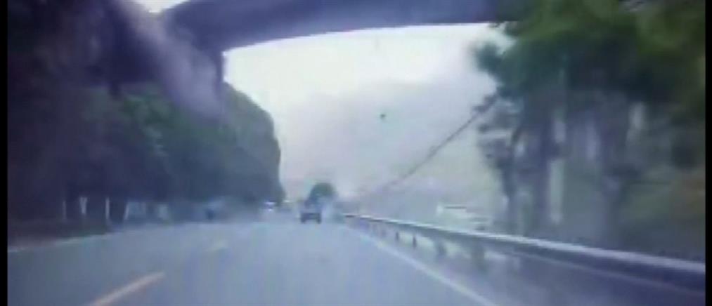 Βίντεο: η στιγμή που βράχοι πέφτουν πάνω στα διερχόμενα οχήματα