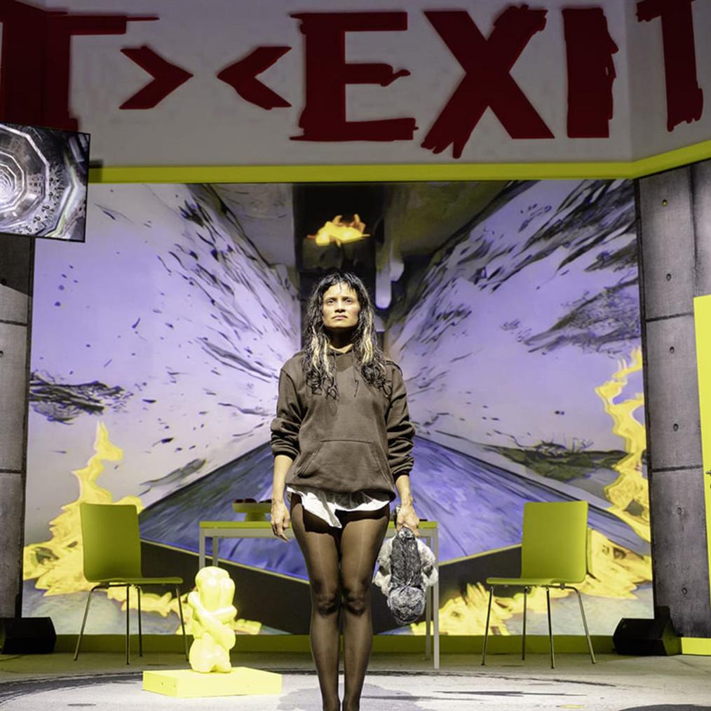 Η Σουζάνε Κένεντι & ο Μάρκους Ζελγκ παρουσιάζουν τη συγκλονιστική παράσταση Angela (a strange loop)
