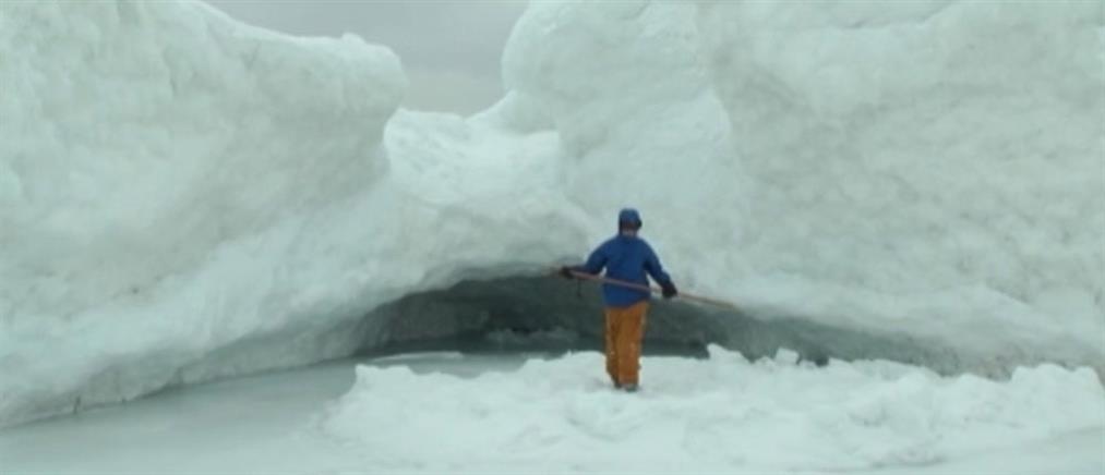 Σπηλιές από πάγο στη λίμνη Μίσιγκαν