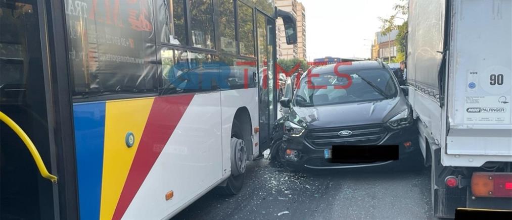 Θεσσαλονίκη - Καταδίωξη: Κλεμμένο αμάξι “καρφώθηκε” σε λεωφορείο του ΟΑΣΘ (εικόνες)