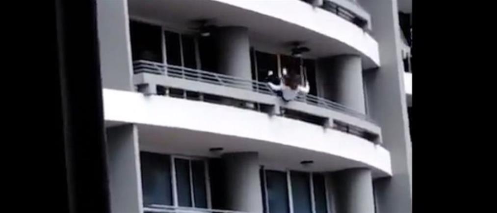 Βίντεο – σοκ: Δασκάλα έπεσε από τον 27ο όροφο ενώ έβγαζε selfie