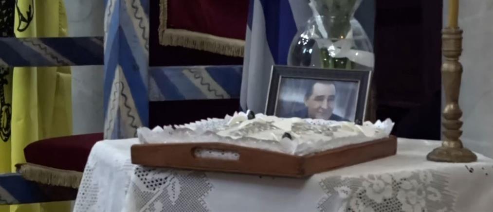 Βασίλης Καρράς: Τελέστηκε σε στενό κύκλο το μνημόσυνο για τους τρεις μήνες από τον θάνατο του (βίντεο)