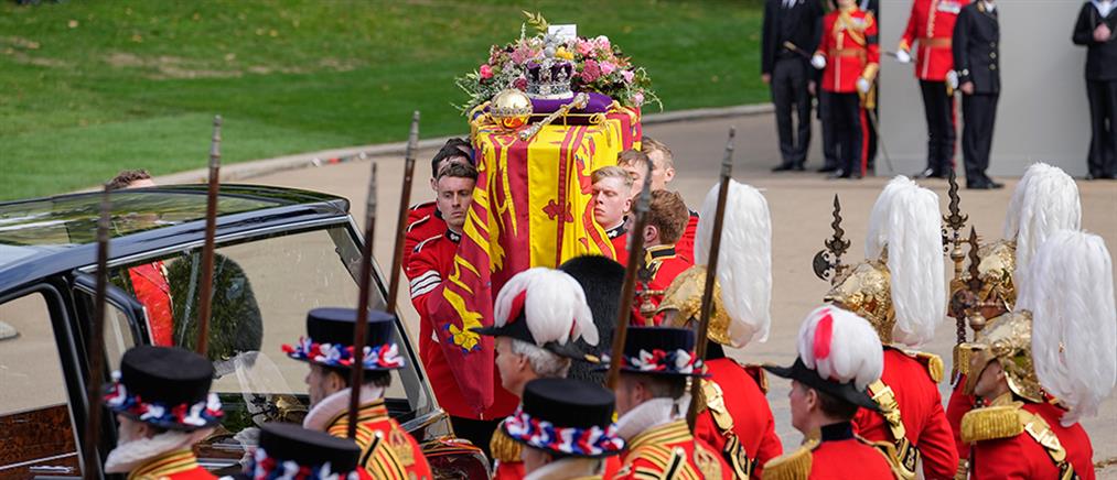 Κηδεία Βασίλισσας Ελισάβετ: Η “τελευταία στάση” στο Μπάκιγχαμ - Η πομπή έως το Ουίνδσορ (εικόνες)