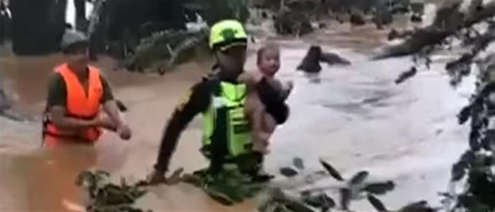 Δάκρυα χαράς για τη διάσωση βρέφους από πλημμυρισμένη περιοχή (βίντεο)