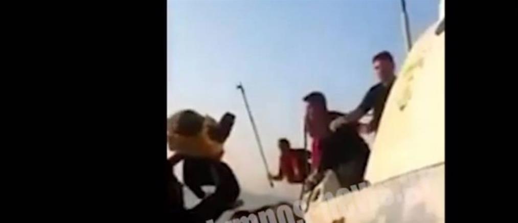 Καταγγελία: Τούρκοι λιμενικοί χτυπούν πρόσφυγες που επιβαίνουν σε βάρκα (βίντεο)