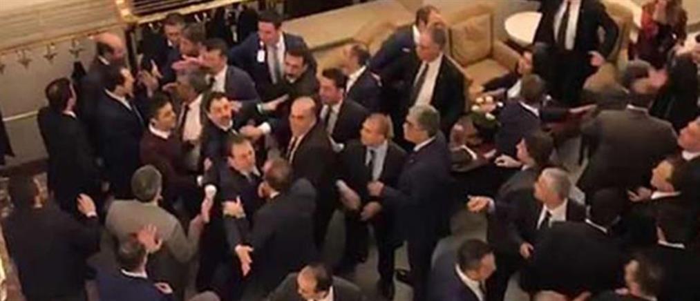Έπεσε ξύλο στο τουρκικό Κοινοβούλιο (βίντεο)