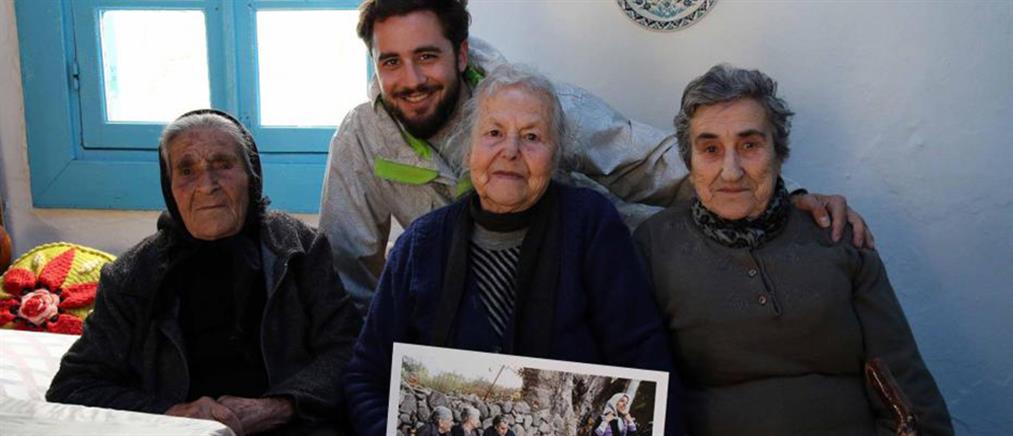 Οι γιαγιάδες της Λέσβου συνάντησαν τον φωτογράφο τους