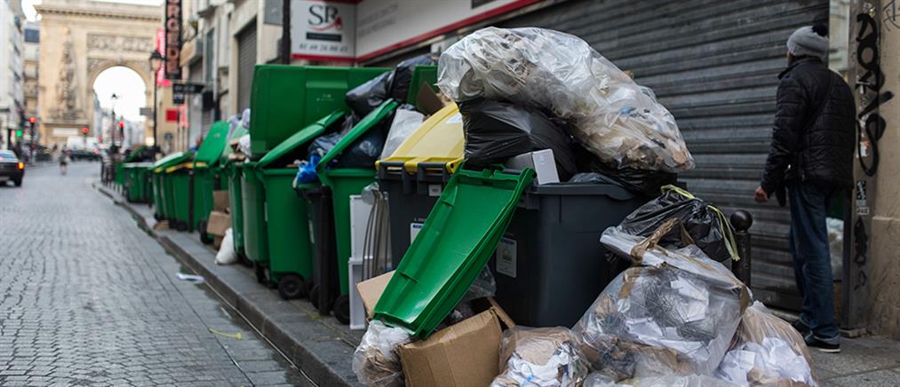“Βουνό” τα σκουπίδια στους δρόμους του Παρισιού