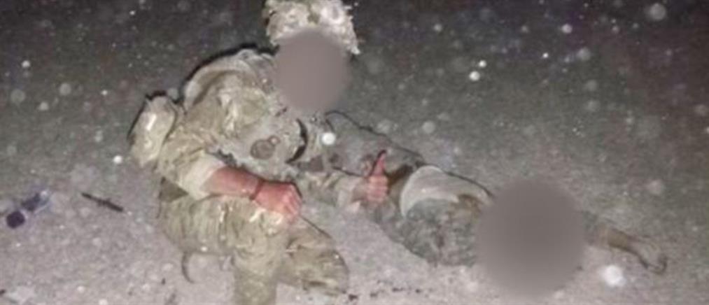 Βρετανός στρατιώτης ποζάρει δίπλα σε νεκρό Ταλιμπάν
