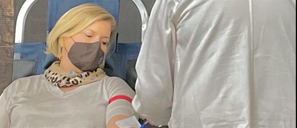 Εθελοντική αιμοδοσία: Η Μίνα Γκάγκα έδωσε αίμα μαζί με την οικογένειά της (εικόνες)