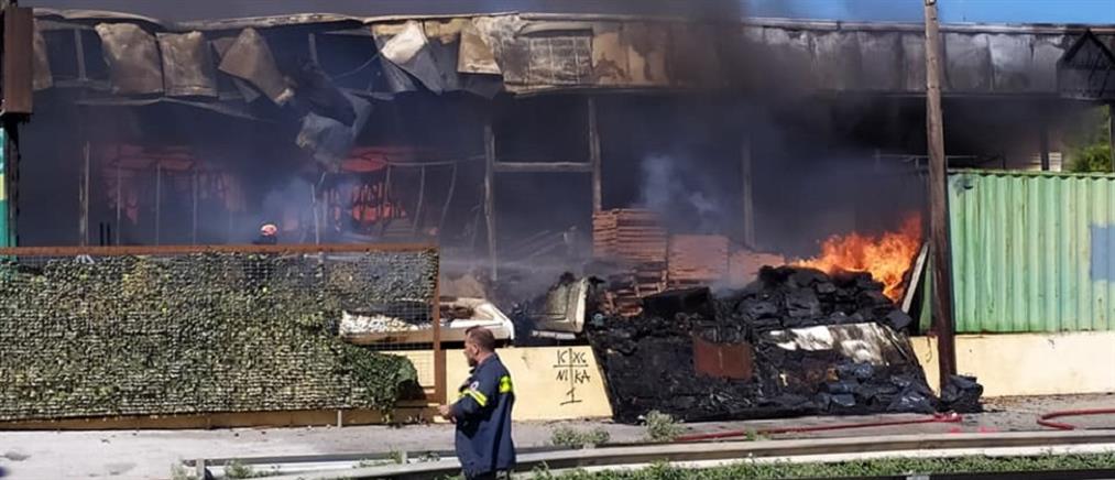 Πυρκαγιά σε κατάστημα στο Κορωπί (εικόνες)