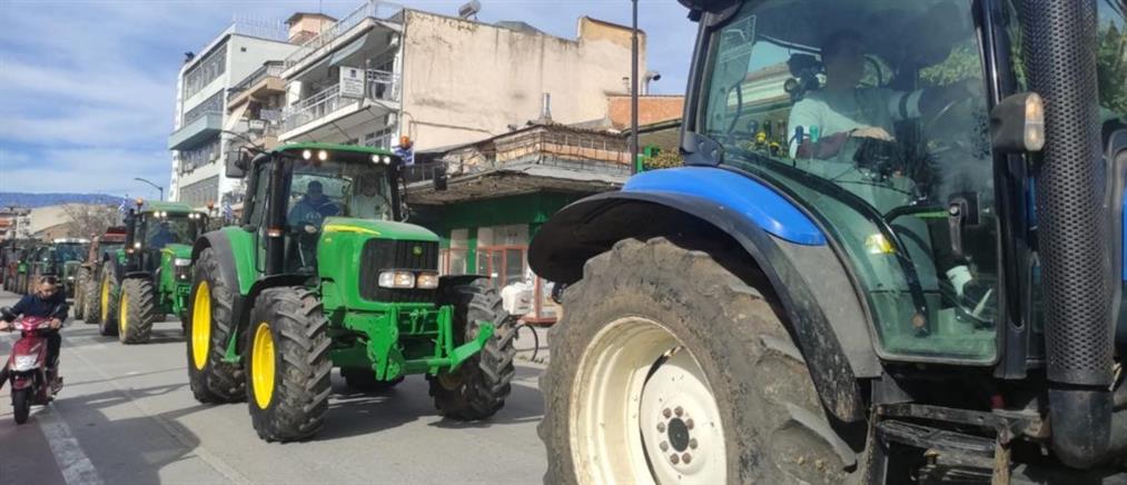 Αγρότες στα Τρίκαλα: Πορεία στο κέντρο με τα τρακτέρ κάνουν οι πληγέντες από την κακοκαιρία (εικόνες)