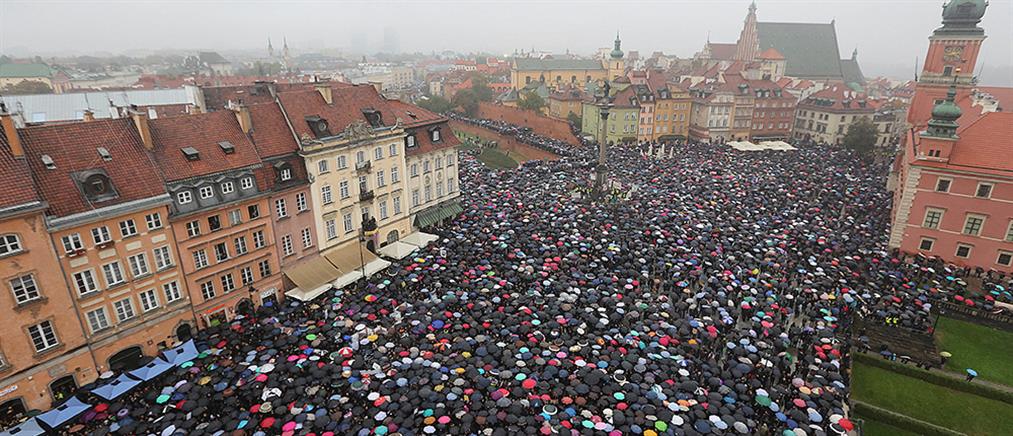 Πολωνία: Αποσύρθηκε ο νόμος που απαγόρευε τις αμβλώσεις