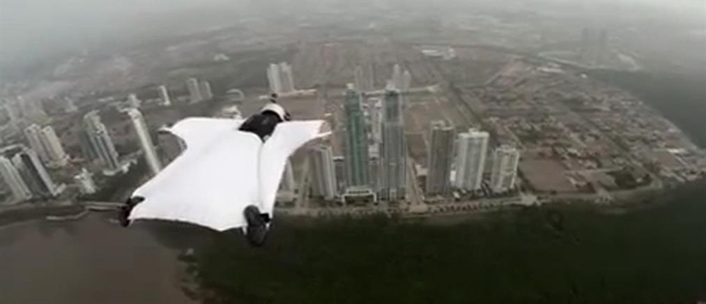 Ελεύθερη πτώση με wingsuit ανάμεσα σε ουρανοξύστες (Βίντεο)
