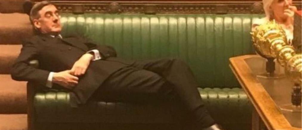 Brexit: υπουργός “ξάπλωσε” στα έδρανα της Βουλής (εικόνες)