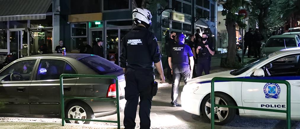Κορονοϊός: Αστυνομικοί “αδειάζουν” την πλατεία Βαρνάβα (εικόνες)