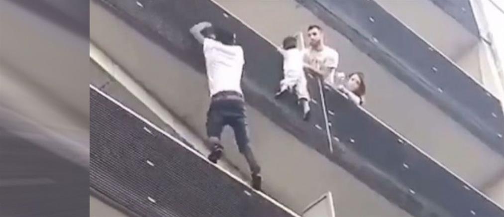 Νεαρός σκαρφαλώνει 4 ορόφους για να σώσει 4χρονο που “κρέμεται στο κενό”! (βίντεο)