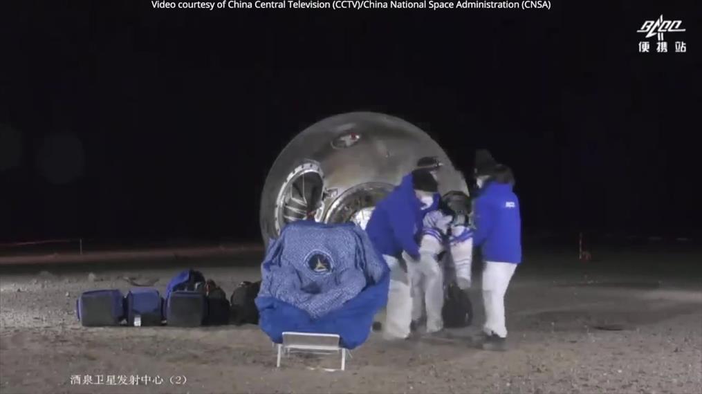 Επέστρεψαν μετά από 183 ημέρες στο διάστημα τρεις Κινέζοι κοσμοναύτες