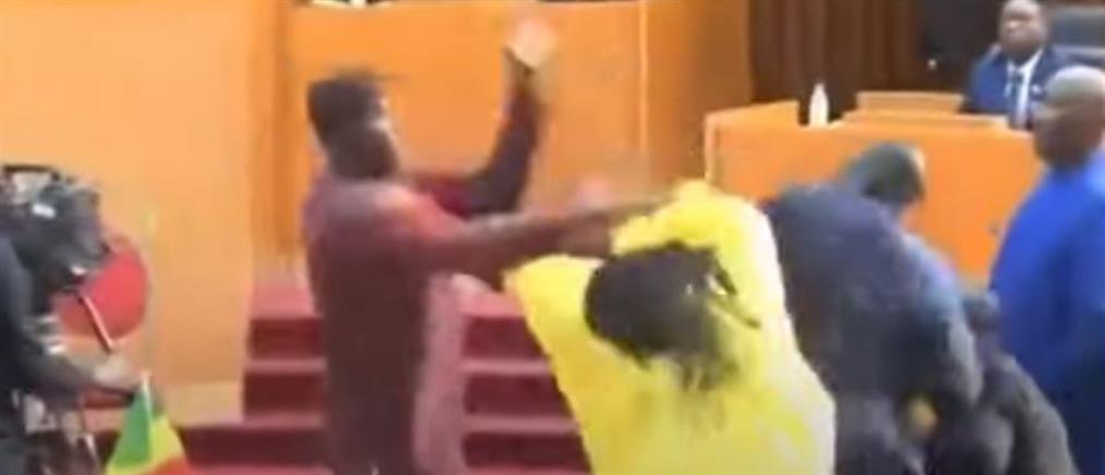 Σενεγάλη: Πλακώθηκαν… στο ξύλο μέσα στη Βουλή! (εικόνες)