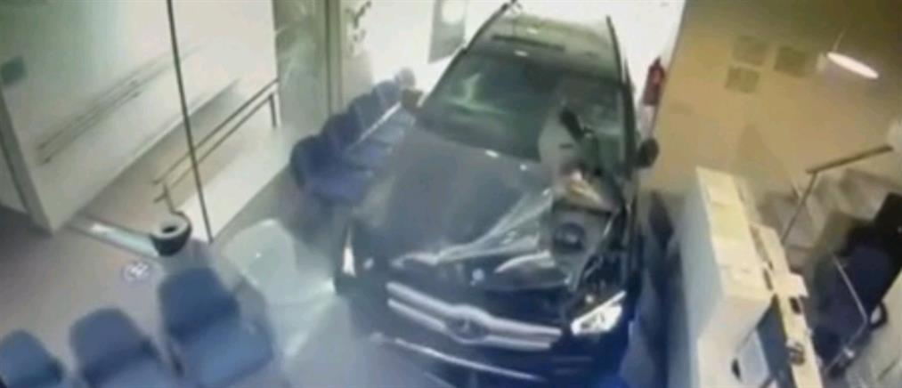 Μαδρίτη: αυτοκίνητο μπήκε σε Κέντρο Υγείας (βίντεο)