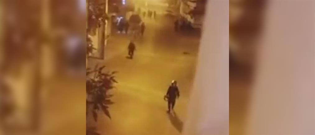 Ιράν: Αστυνομικός πυροβολεί εν ψυχρώ παιδί επειδή κοιτούσε από το παράθυρό του (βίντεο)
