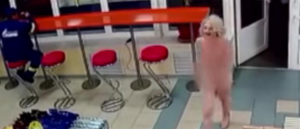 Ρωσία: ροζ σκάνδαλο με δικαστή να κυκλοφορεί με μια …ολόγυμνη ξανθιά (βίντεο)