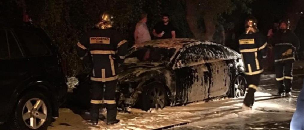 Σαλαμίνα: Καμμένο βρέθηκε το αυτοκίνητο που εκλάπη μπροστά από το αστυνομικό τμήμα