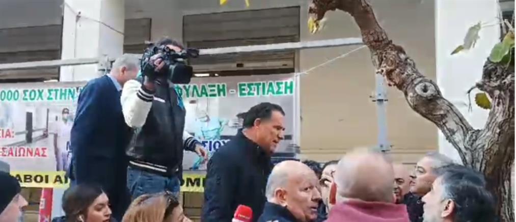 Γεωργιάδης: Συμβασιούχοι του πέταξαν καφέ έξω από το Υπουργείο (εικόνες)