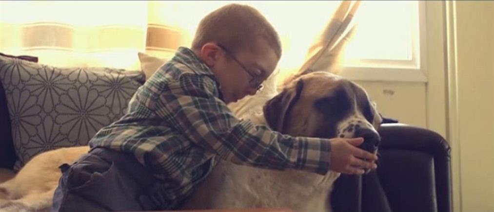 Η φιλία ενός άρρωστου παιδιού με ένα σκυλί με τρία πόδια που σαρώνει το διαδίκτυο