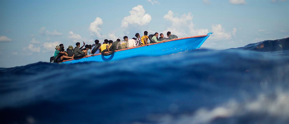Ιταλία – Λαμπεντούζα: Κατά κύματα…. φτάνουν στο νησί πρόσφυγες και μετανάστες