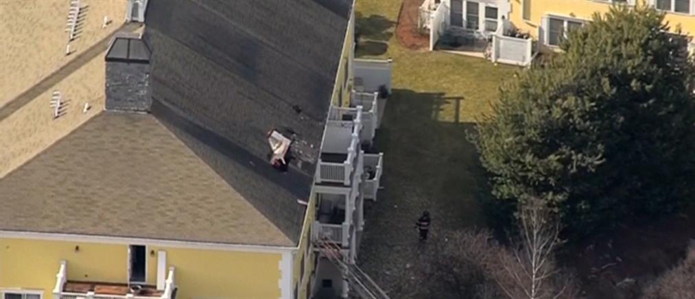 Αεροπλάνο καρφώθηκε σε στέγη σπιτιού (βίντεο)