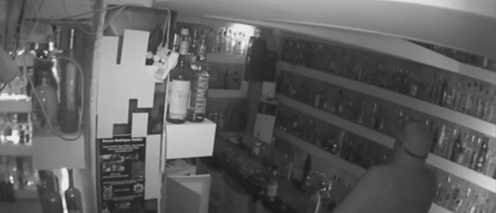 Καρέ-καρέ η κλοπή του πιο ακριβού μπουκαλιού βότκας στον κόσμο (βίντεο)