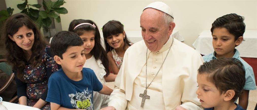 Ο Πάπας Φραγκίσκος γευμάτισε μαζί με πρόσφυγες από τη Συρία (Βίντεο)