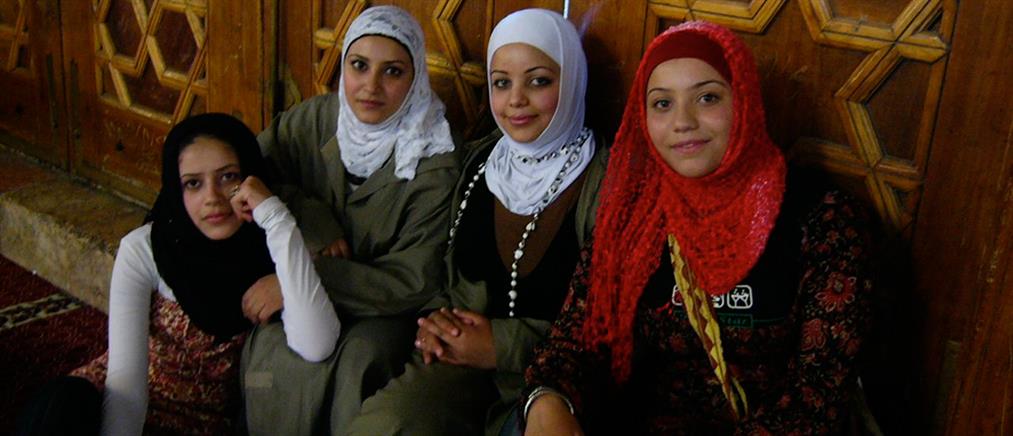 Δασκάλα σε μαθήτριες: Το Ισλάμ επιτρέπει να σας βιάσουν αφού δεν φοράτε μαντίλα