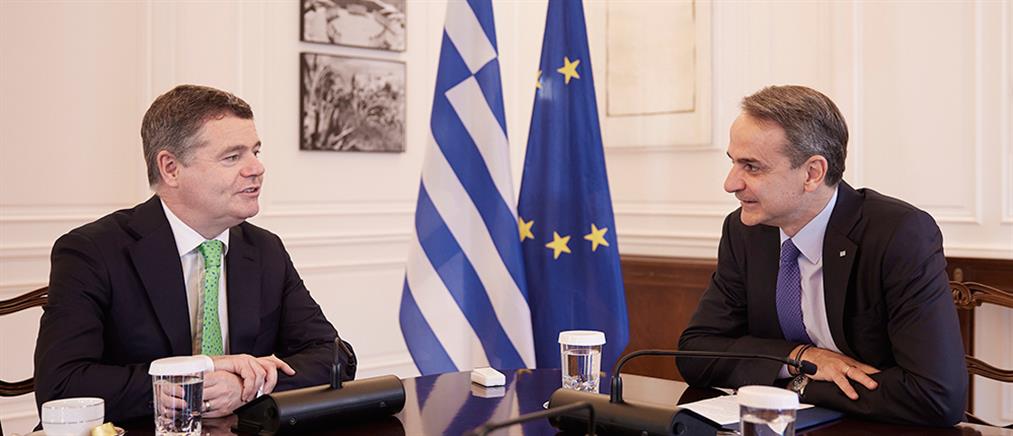 Μητσοτάκης – Ντόναχιου: Εύσημα για την ελληνική οικονομία από τον Πρόεδρο του Eurogroup