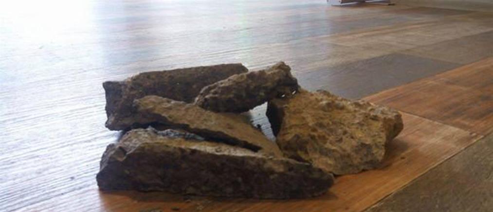 Επίθεση με πέτρες στα γραφεία του Σώρρα στην Καλαμάτα (φωτό)