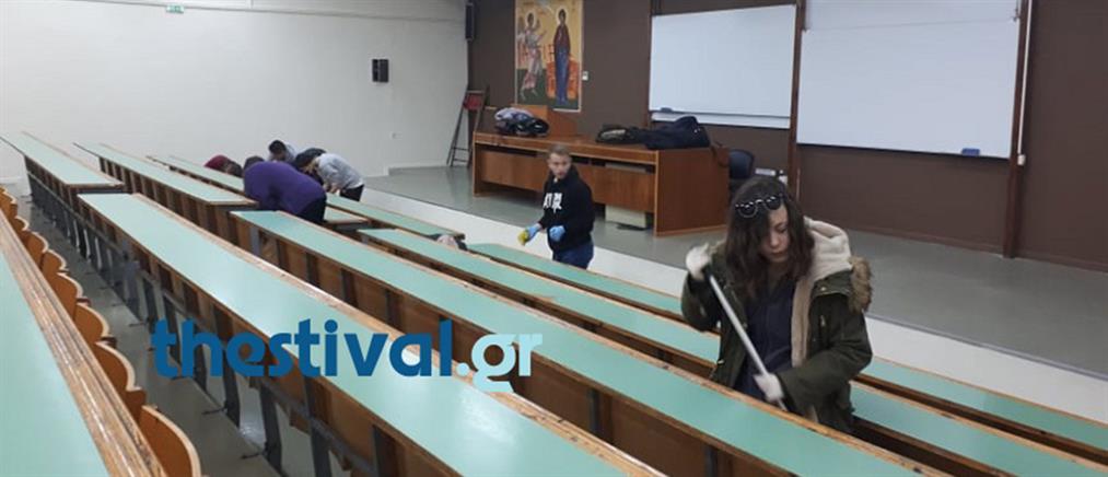 Φοιτητές καθαρίζουν την Θεολογική Σχολή του ΑΠΘ μετά τους βανδαλισμούς (εικόνες)