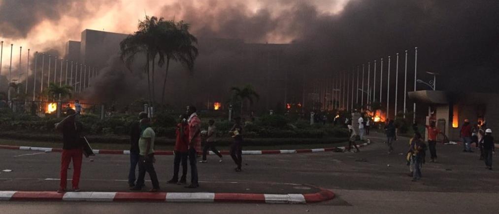 Διαδηλωτές πυρπόλησαν το κοινοβούλιο στην Γκαμπόν