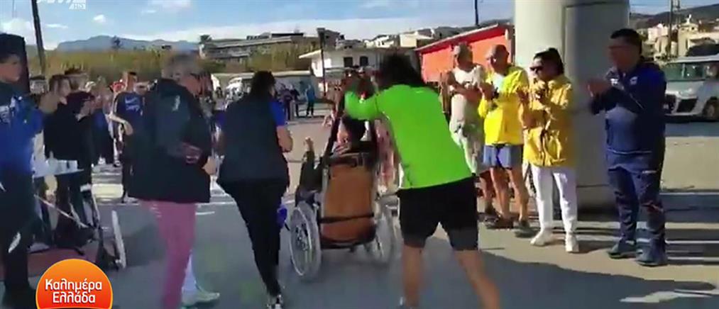 Χανιά: Αθλητής τριάθλου διέσχισε 162 χιλιόμετρα μαζί με παιδί σε αναπηρικό αμαξίδιο (βίντεο)