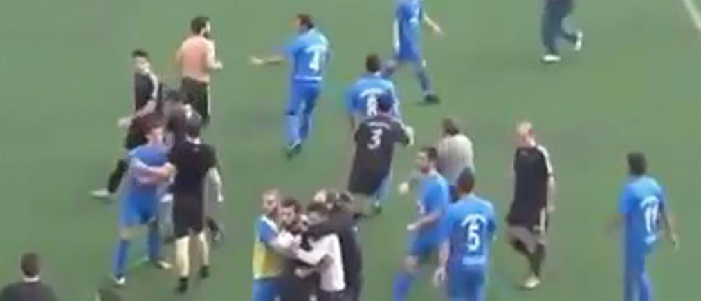 Ασύλληπτες σκηνές βίας σε ελληνικό γήπεδο μεταξύ ποδοσφαιριστών (βίντεο)