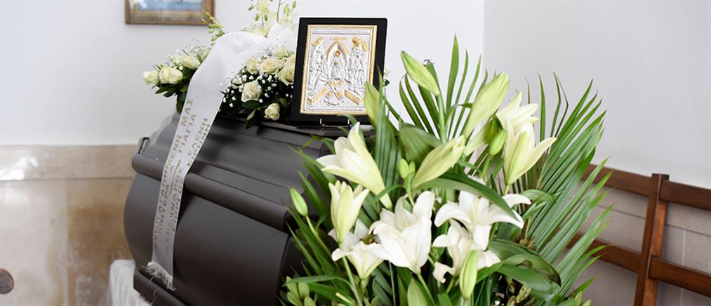 Ρένα Κουμιώτη: Θλίψη στην κηδεία της αγαπημένης ερμηνεύτριας (εικόνες)
