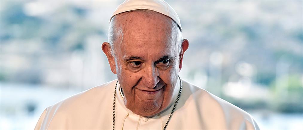 Ο Πάπας Φραγκίσκος έχει γενέθλια και έδωσε το “Βραβείο Μητέρα Τερέζα” σε άστεγο