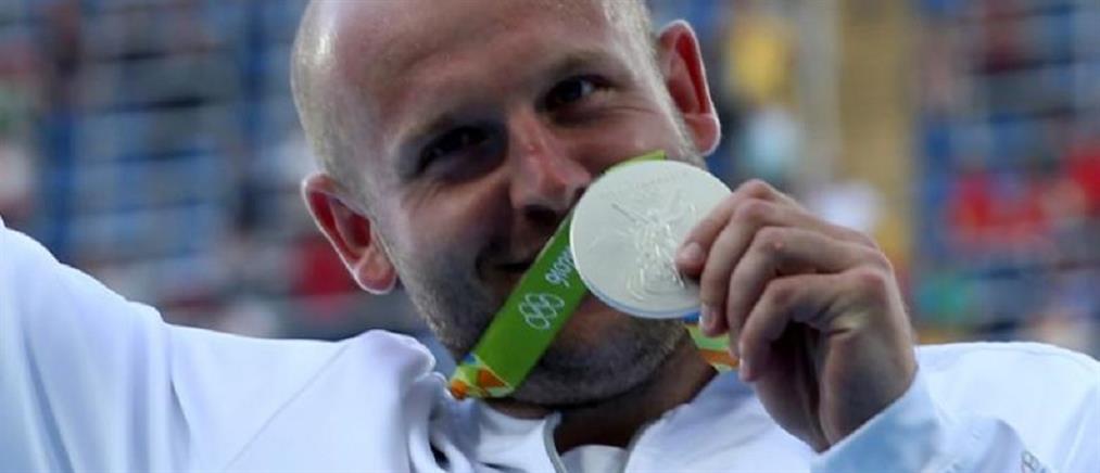 Πουλάει το ολυμπιακό του μετάλλιο για να σώσει 3χρονο αγοράκι που πάσχει από καρκίνο