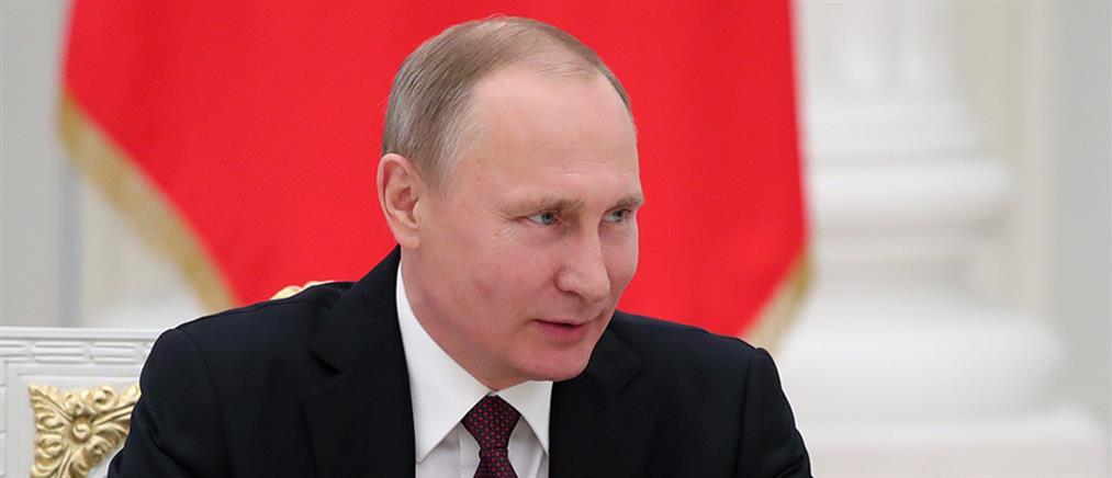 Θραύση κάνει ο “Πούτιν… γλειφιτζούρι” (βίντεο)