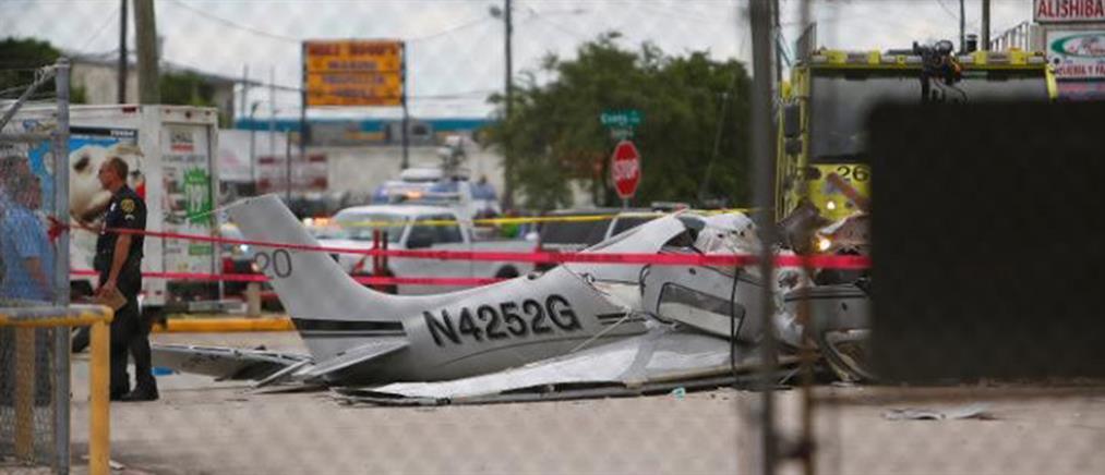 Αεροσκάφος έπεσε πάνω σε σταθμευμένο αυτοκίνητο (Βίντεο)
