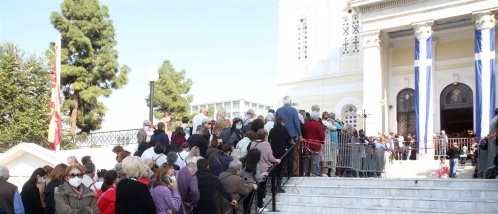 Αγία Ζώνη Παναγίας: Τρεις ώρες αναμονή για να προσκυνήσουν οι πιστοί (εικόνες)