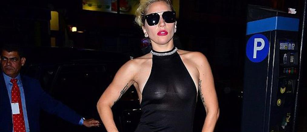 Lady Gaga: Εντυπωσιακή στο κόκκινο χαλί των BAFTA 2022 (εικόνες)